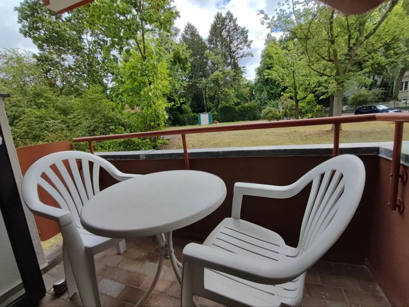 Erstbezug nach Renovierung! Helles, voll möbliertes 1-Zimmer-Apartment mit Südbalkon & neuer EBK — photo 1